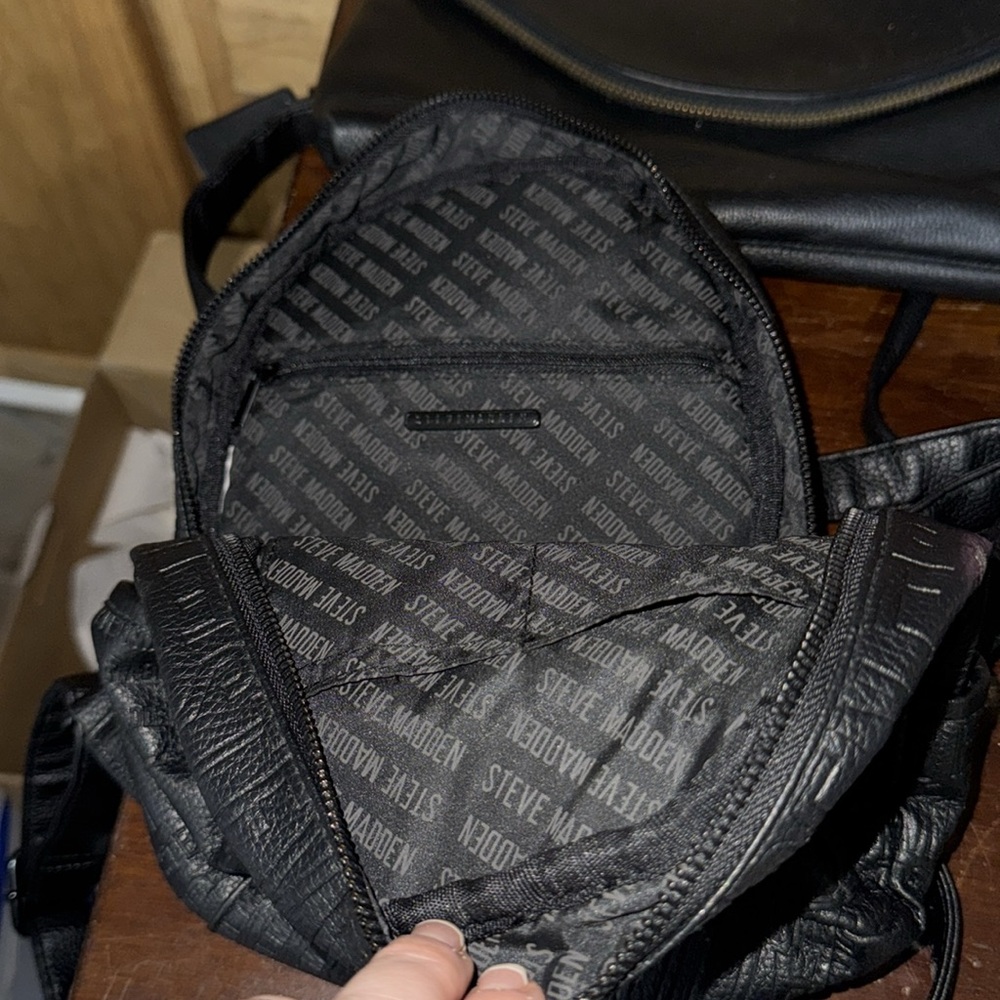 Steven Madden mini backpack - Picture 3 of 5
